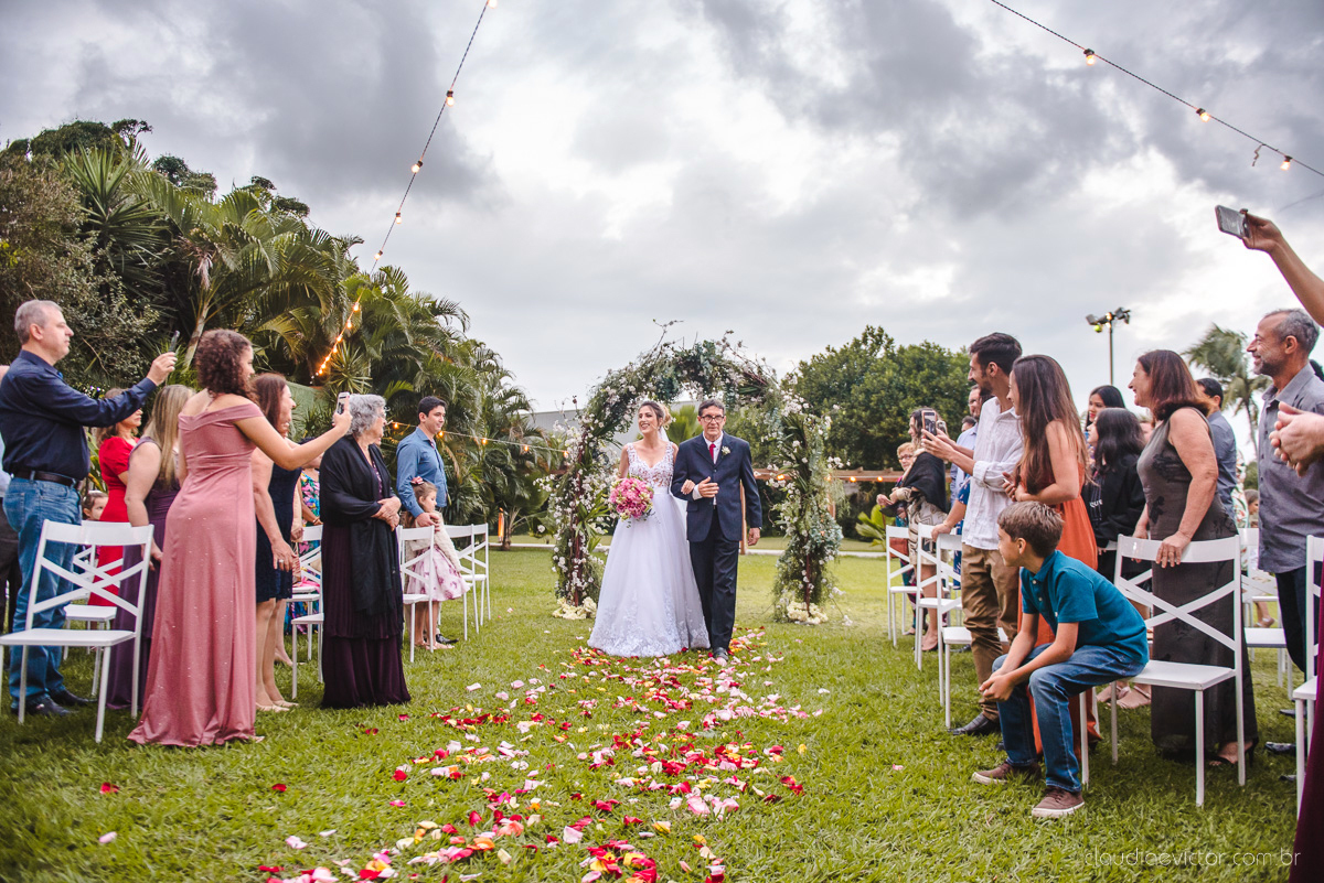 Lindo casamento realizado na chácara flora ao ar livre e no fim de tarde por fotógrafos de casamento vila velha fotógrafos de casamento vitória esp santo es com noivo noiva e fotos externas pos wedding em Pedra Azul nas cerejeiras da pousada Monte Verde