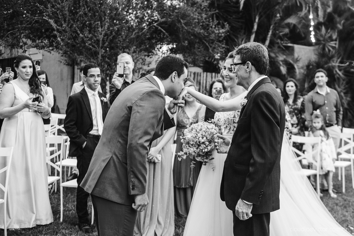 Lindo casamento realizado na chácara flora ao ar livre e no fim de tarde por fotógrafos de casamento vila velha fotógrafos de casamento vitória esp santo es com noivo noiva e fotos externas pos wedding em Pedra Azul nas cerejeiras da pousada Monte Verde
