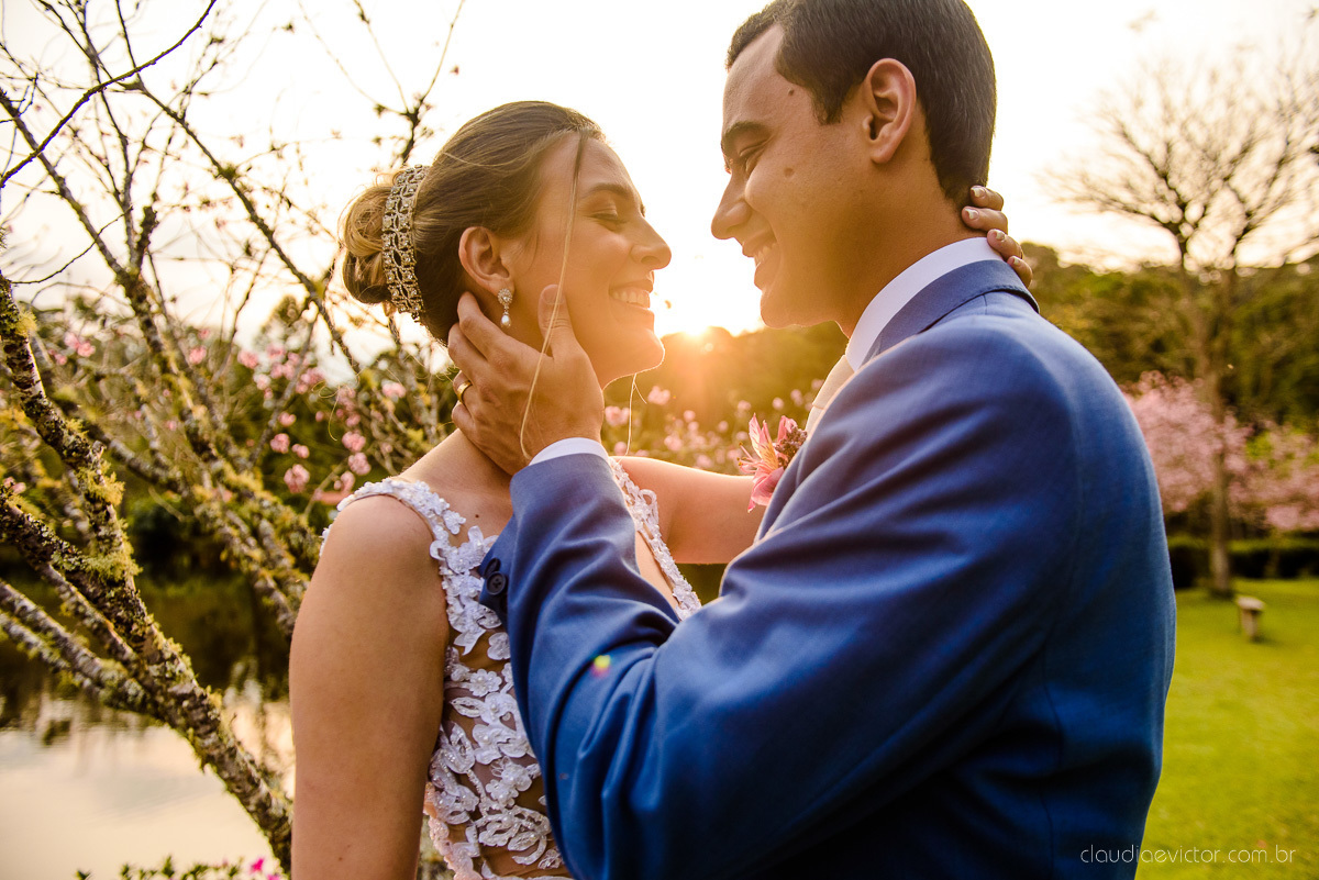 Lindo casamento realizado na chácara flora ao ar livre e no fim de tarde por fotógrafos de casamento vila velha fotógrafos de casamento vitória esp santo es com noivo noiva e fotos externas pos wedding em Pedra Azul nas cerejeiras da pousada Monte Verde