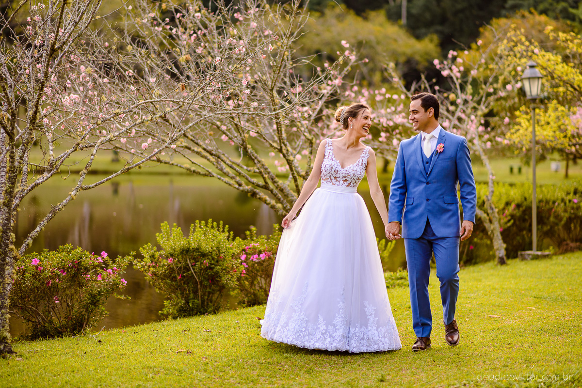 Lindo casamento realizado na chácara flora ao ar livre e no fim de tarde por fotógrafos de casamento vila velha fotógrafos de casamento vitória esp santo es com noivo noiva e fotos externas pos wedding em Pedra Azul nas cerejeiras da pousada Monte Verde