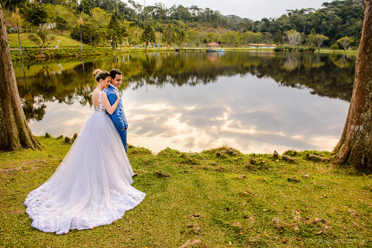 Lindo casamento realizado na chácara flora ao ar livre e no fim de tarde por fotógrafos de casamento vila velha fotógrafos de casamento vitória esp santo es com noivo noiva e fotos externas pos wedding em Pedra Azul nas cerejeiras da pousada Monte Verde