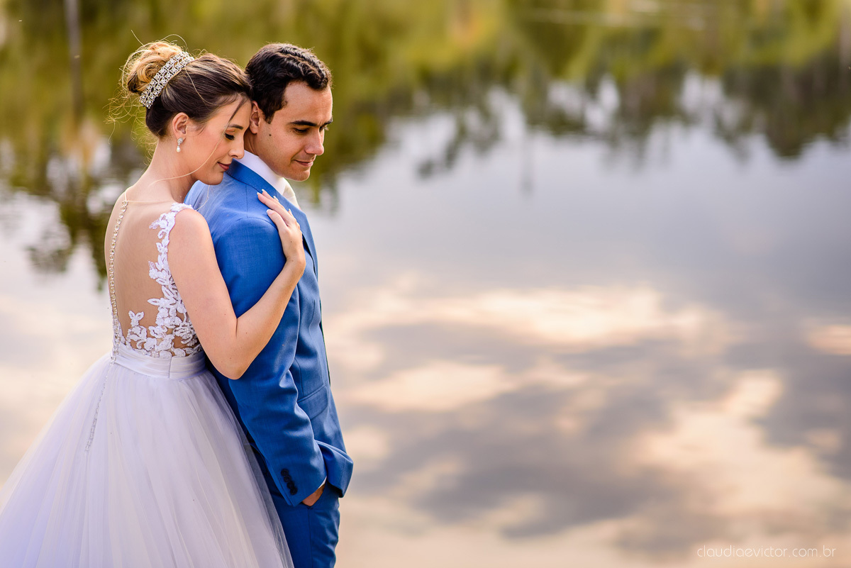 Lindo casamento realizado na chácara flora ao ar livre e no fim de tarde por fotógrafos de casamento vila velha fotógrafos de casamento vitória esp santo es com noivo noiva e fotos externas pos wedding em Pedra Azul nas cerejeiras da pousada Monte Verde
