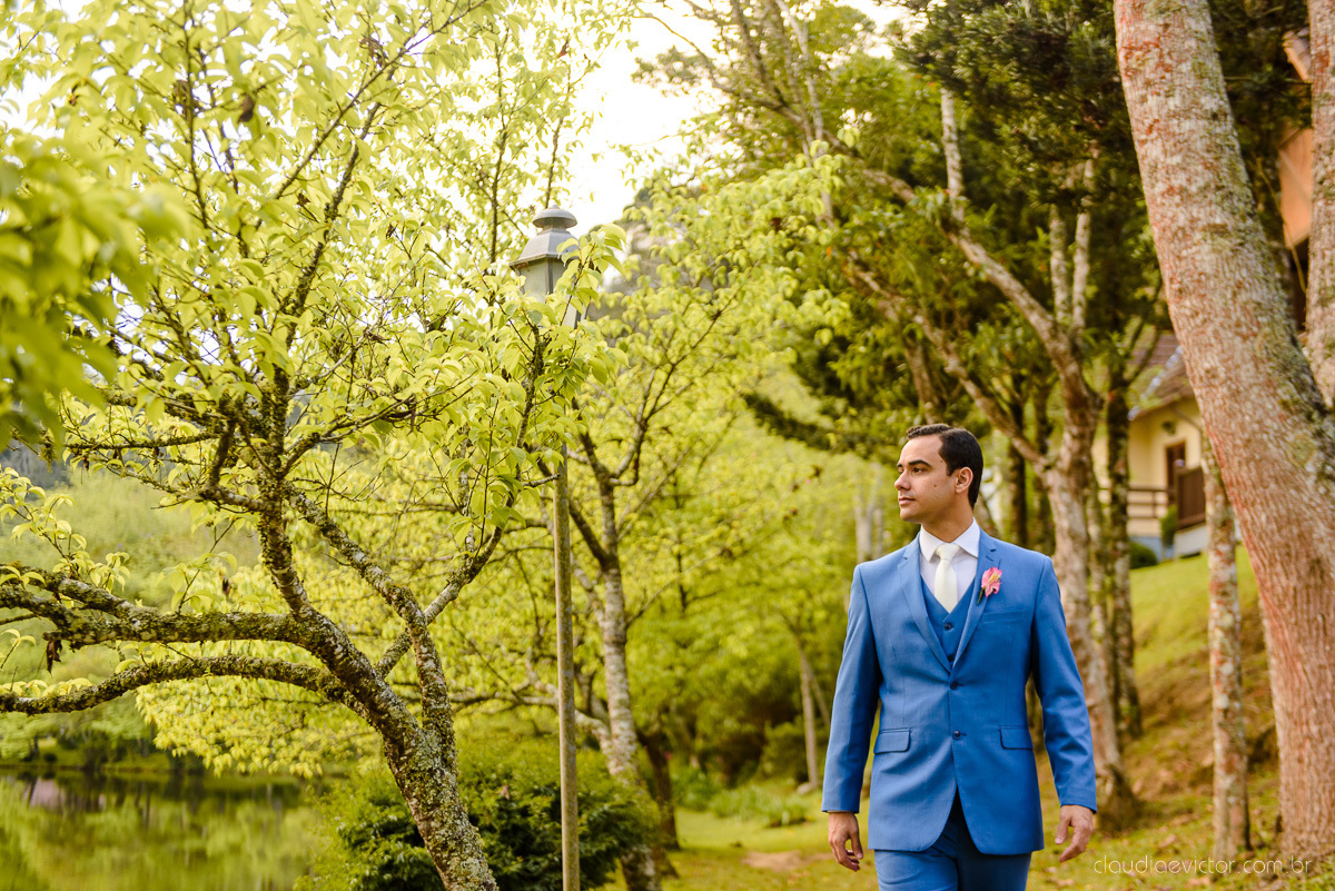 Lindo casamento realizado na chácara flora ao ar livre e no fim de tarde por fotógrafos de casamento vila velha fotógrafos de casamento vitória esp santo es com noivo noiva e fotos externas pos wedding em Pedra Azul nas cerejeiras da pousada Monte Verde