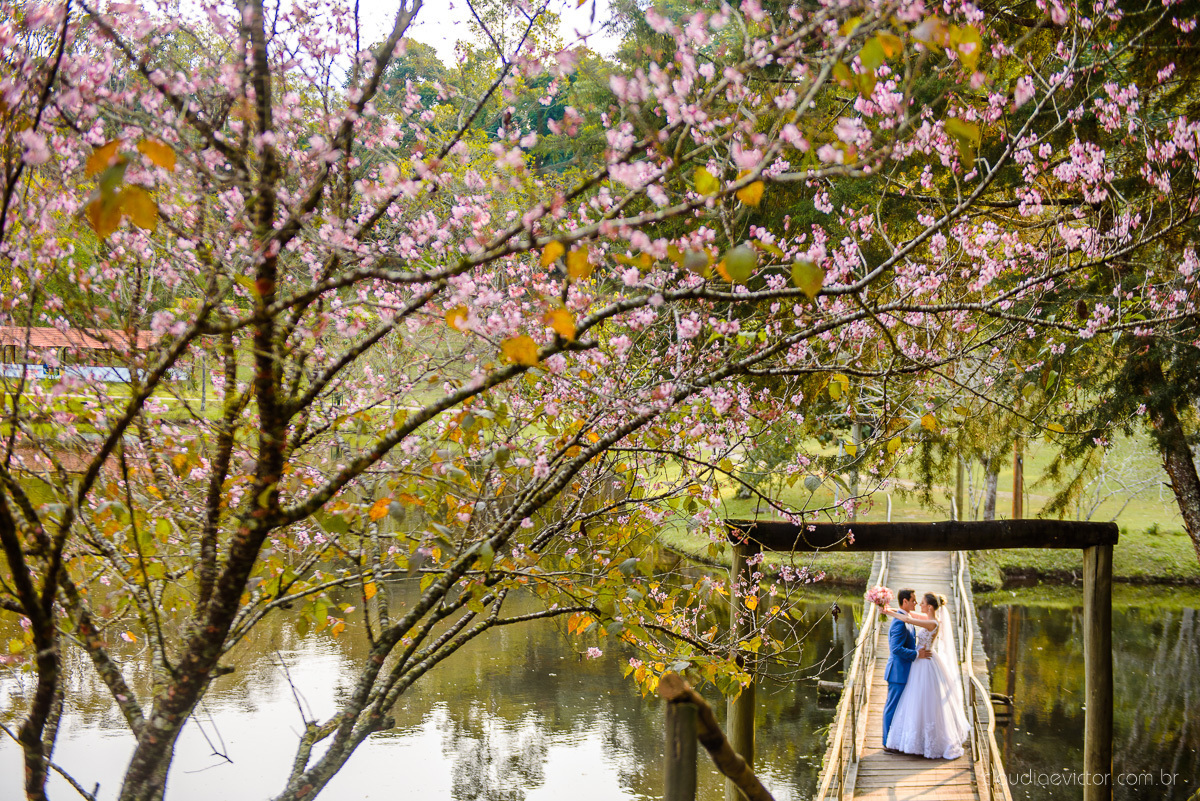 Lindo casamento realizado na chácara flora ao ar livre e no fim de tarde por fotógrafos de casamento vila velha fotógrafos de casamento vitória esp santo es com noivo noiva e fotos externas pos wedding em Pedra Azul nas cerejeiras da pousada Monte Verde