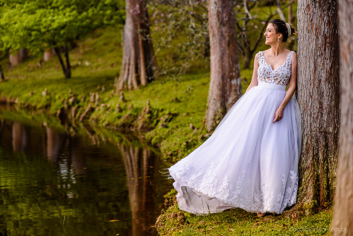 Lindo casamento realizado na chácara flora ao ar livre e no fim de tarde por fotógrafos de casamento vila velha fotógrafos de casamento vitória esp santo es com noivo noiva e fotos externas pos wedding em Pedra Azul nas cerejeiras da pousada Monte Verde