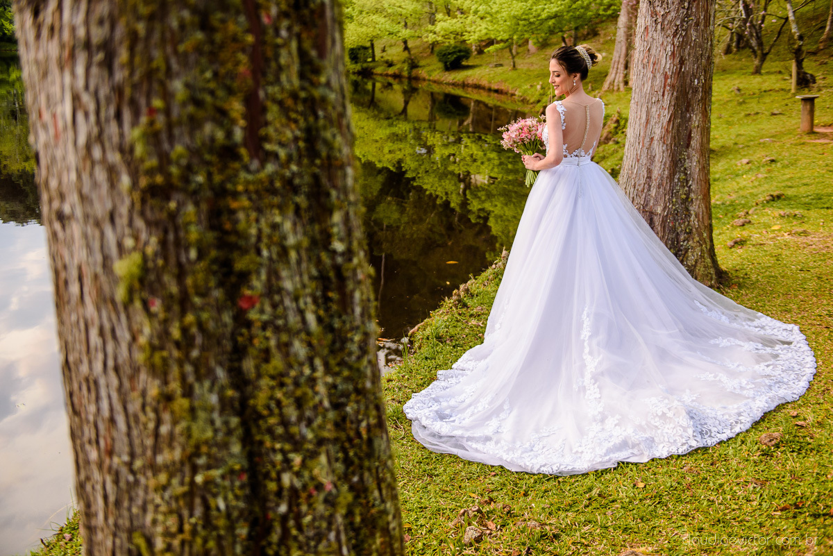 Lindo casamento realizado na chácara flora ao ar livre e no fim de tarde por fotógrafos de casamento vila velha fotógrafos de casamento vitória esp santo es com noivo noiva e fotos externas pos wedding em Pedra Azul nas cerejeiras da pousada Monte Verde