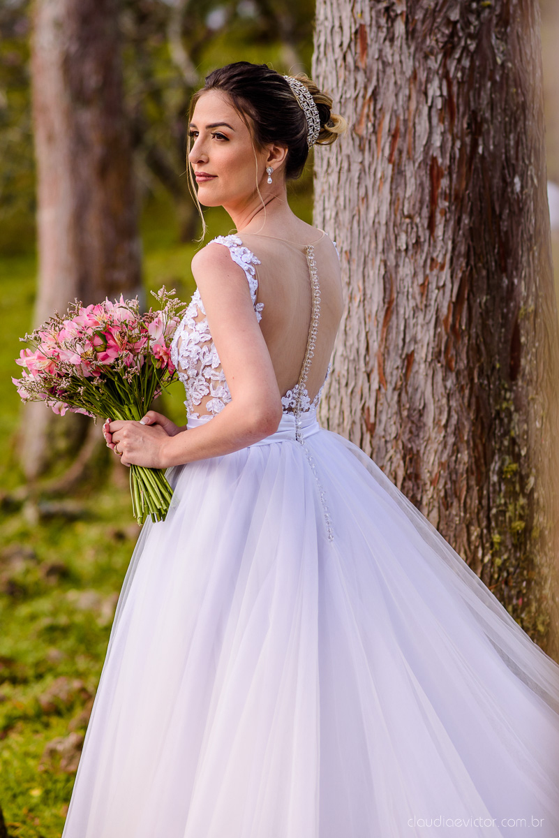 Lindo casamento realizado na chácara flora ao ar livre e no fim de tarde por fotógrafos de casamento vila velha fotógrafos de casamento vitória esp santo es com noivo noiva e fotos externas pos wedding em Pedra Azul nas cerejeiras da pousada Monte Verde