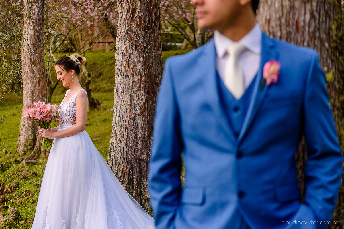 Lindo casamento realizado na chácara flora ao ar livre e no fim de tarde por fotógrafos de casamento vila velha fotógrafos de casamento vitória esp santo es com noivo noiva e fotos externas pos wedding em Pedra Azul nas cerejeiras da pousada Monte Verde