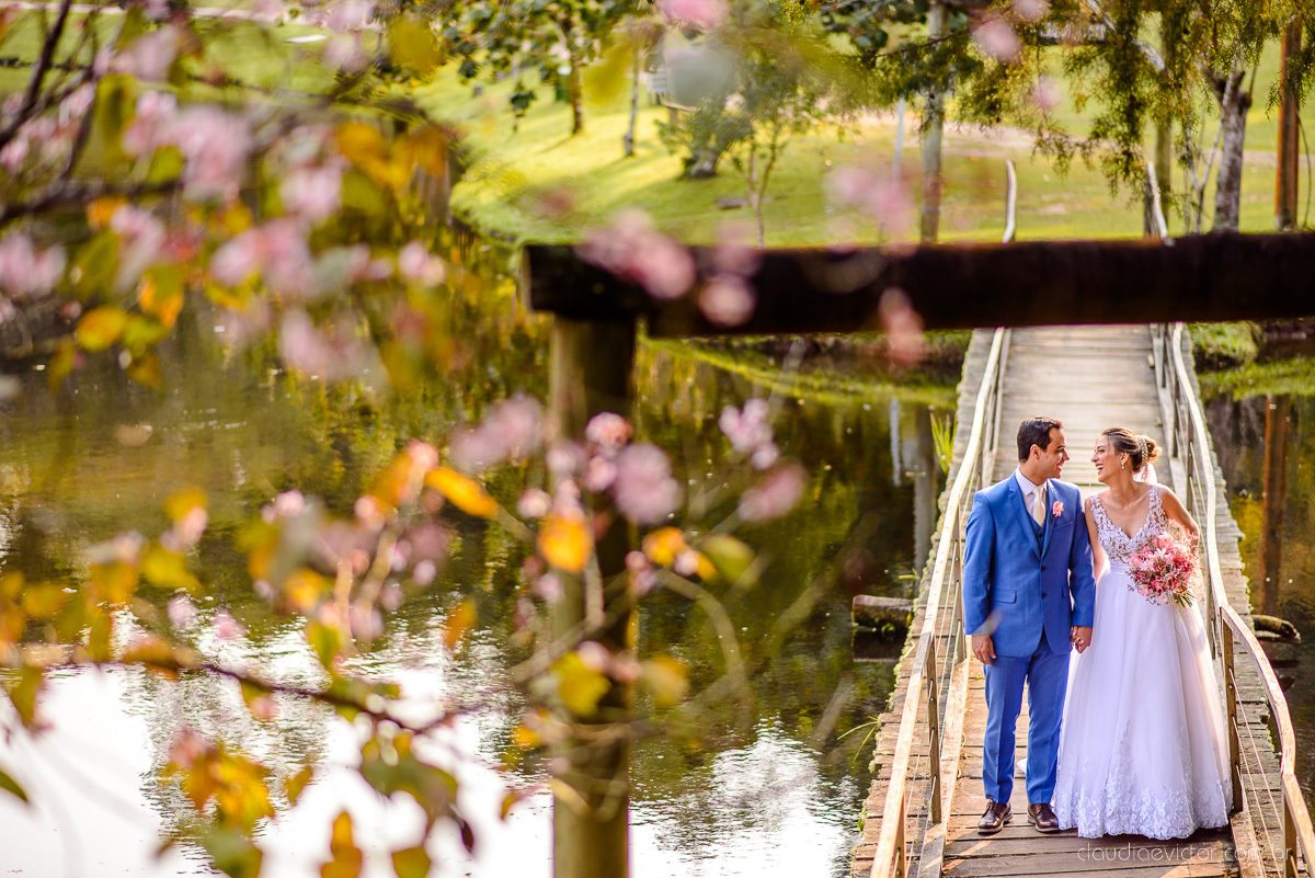 Lindo casamento realizado na chácara flora ao ar livre e no fim de tarde por fotógrafos de casamento vila velha fotógrafos de casamento vitória esp santo es com noivo noiva e fotos externas pos wedding em Pedra Azul nas cerejeiras da pousada Monte Verde