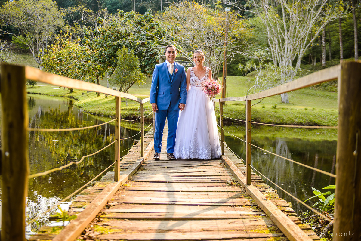 Lindo casamento realizado na chácara flora ao ar livre e no fim de tarde por fotógrafos de casamento vila velha fotógrafos de casamento vitória esp santo es com noivo noiva e fotos externas pos wedding em Pedra Azul nas cerejeiras da pousada Monte Verde