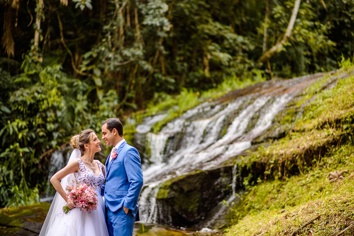 Lindo casamento realizado na chácara flora ao ar livre e no fim de tarde por fotógrafos de casamento vila velha fotógrafos de casamento vitória esp santo es com noivo noiva e fotos externas pos wedding em Pedra Azul nas cerejeiras da pousada Monte Verde