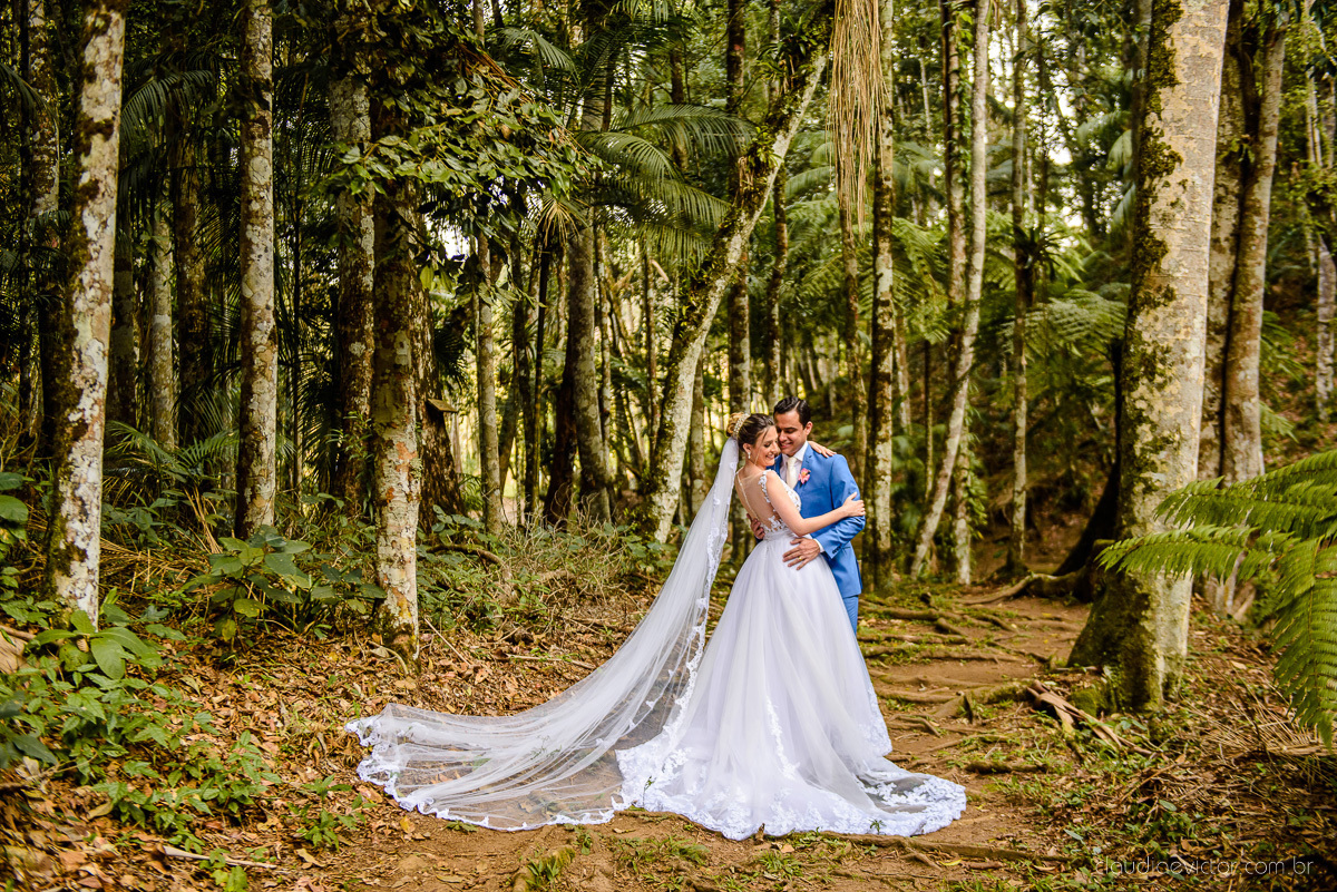Lindo casamento realizado na chácara flora ao ar livre e no fim de tarde por fotógrafos de casamento vila velha fotógrafos de casamento vitória esp santo es com noivo noiva e fotos externas pos wedding em Pedra Azul nas cerejeiras da pousada Monte Verde