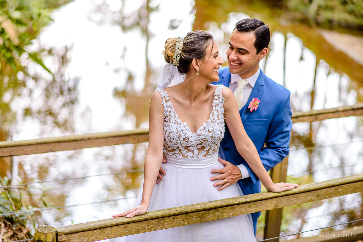 Lindo casamento realizado na chácara flora ao ar livre e no fim de tarde por fotógrafos de casamento vila velha fotógrafos de casamento vitória esp santo es com noivo noiva e fotos externas pos wedding em Pedra Azul nas cerejeiras da pousada Monte Verde