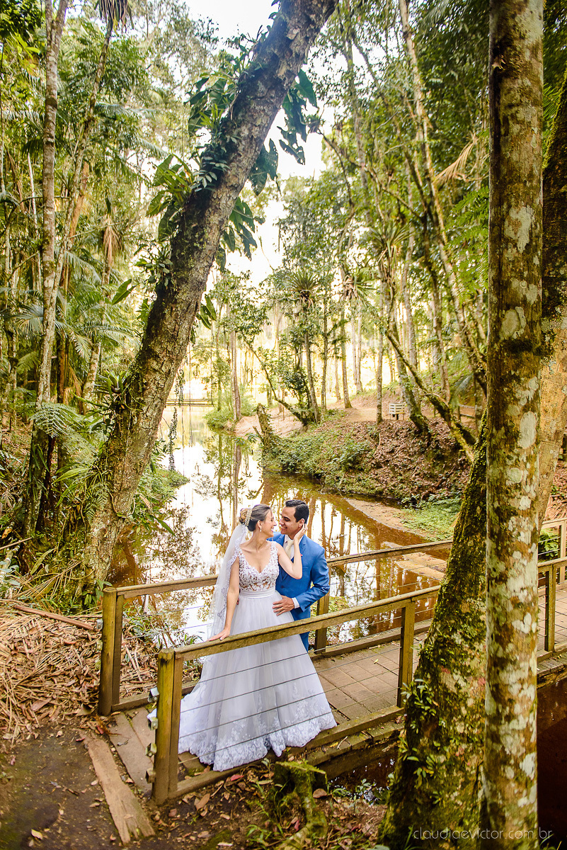 Lindo casamento realizado na chácara flora ao ar livre e no fim de tarde por fotógrafos de casamento vila velha fotógrafos de casamento vitória esp santo es com noivo noiva e fotos externas pos wedding em Pedra Azul nas cerejeiras da pousada Monte Verde