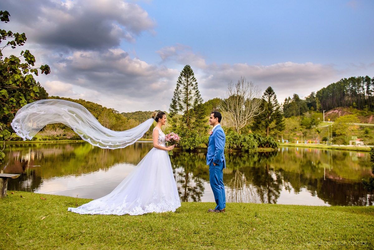 Lindo casamento realizado na chácara flora ao ar livre e no fim de tarde por fotógrafos de casamento vila velha fotógrafos de casamento vitória esp santo es com noivo noiva e fotos externas pos wedding em Pedra Azul nas cerejeiras da pousada Monte Verde