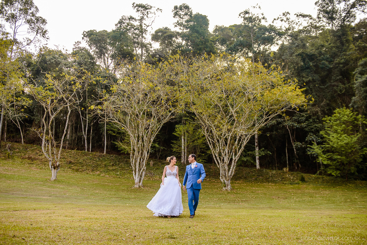 Lindo casamento realizado na chácara flora ao ar livre e no fim de tarde por fotógrafos de casamento vila velha fotógrafos de casamento vitória esp santo es com noivo noiva e fotos externas pos wedding em Pedra Azul nas cerejeiras da pousada Monte Verde