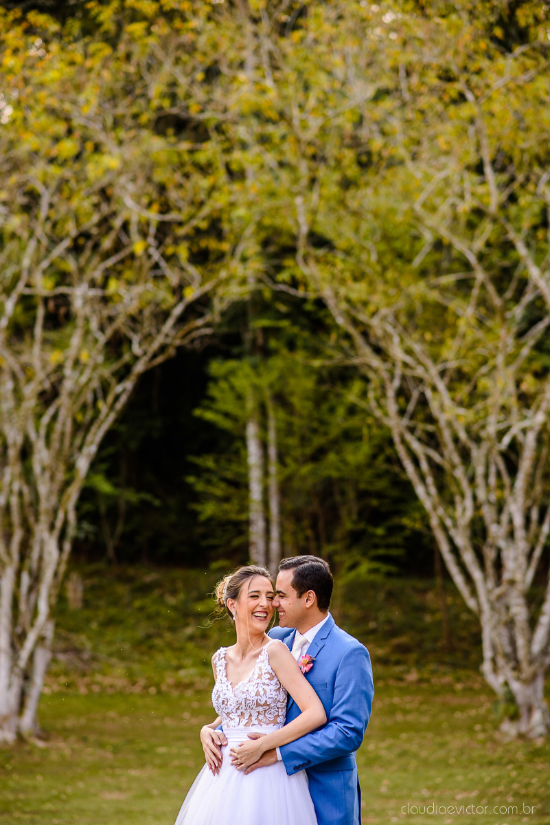 Lindo casamento realizado na chácara flora ao ar livre e no fim de tarde por fotógrafos de casamento vila velha fotógrafos de casamento vitória esp santo es com noivo noiva e fotos externas pos wedding em Pedra Azul nas cerejeiras da pousada Monte Verde