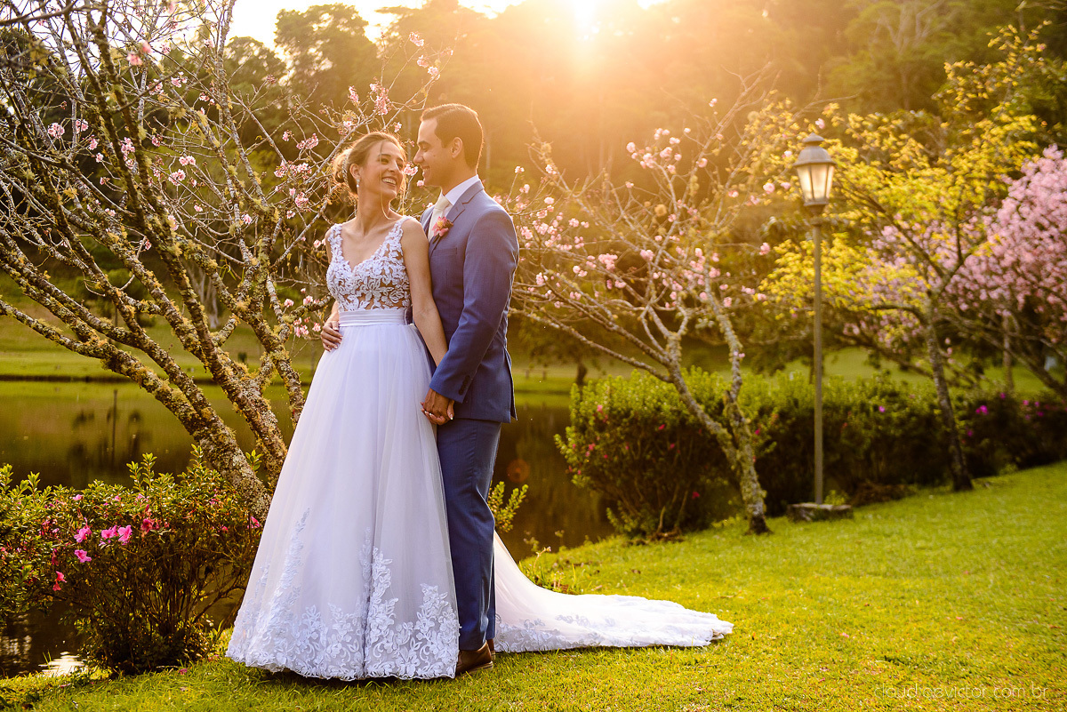 Lindo casamento realizado na chácara flora ao ar livre e no fim de tarde por fotógrafos de casamento vila velha fotógrafos de casamento vitória esp santo es com noivo noiva e fotos externas pos wedding em Pedra Azul nas cerejeiras da pousada Monte Verde
