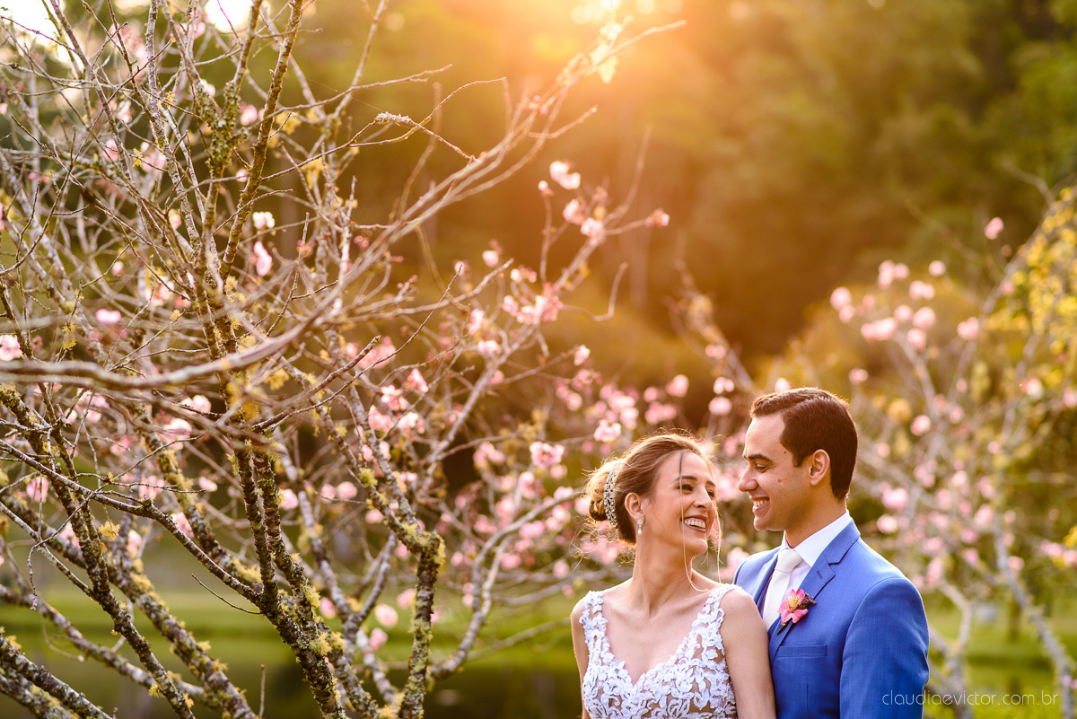 Lindo casamento realizado na chácara flora ao ar livre e no fim de tarde por fotógrafos de casamento vila velha fotógrafos de casamento vitória esp santo es com noivo noiva e fotos externas pos wedding em Pedra Azul nas cerejeiras da pousada Monte Verde