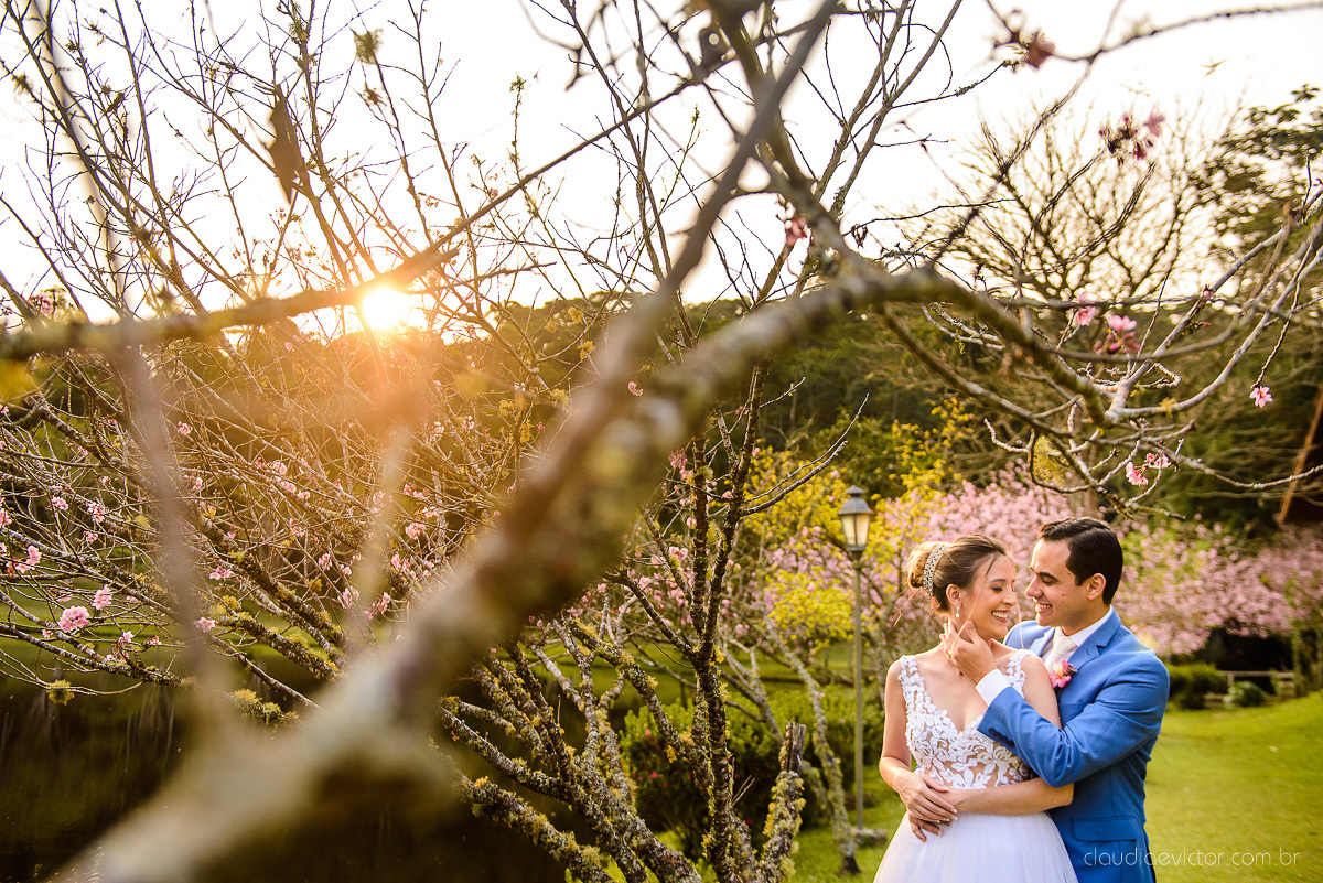 Lindo casamento realizado na chácara flora ao ar livre e no fim de tarde por fotógrafos de casamento vila velha fotógrafos de casamento vitória esp santo es com noivo noiva e fotos externas pos wedding em Pedra Azul nas cerejeiras da pousada Monte Verde