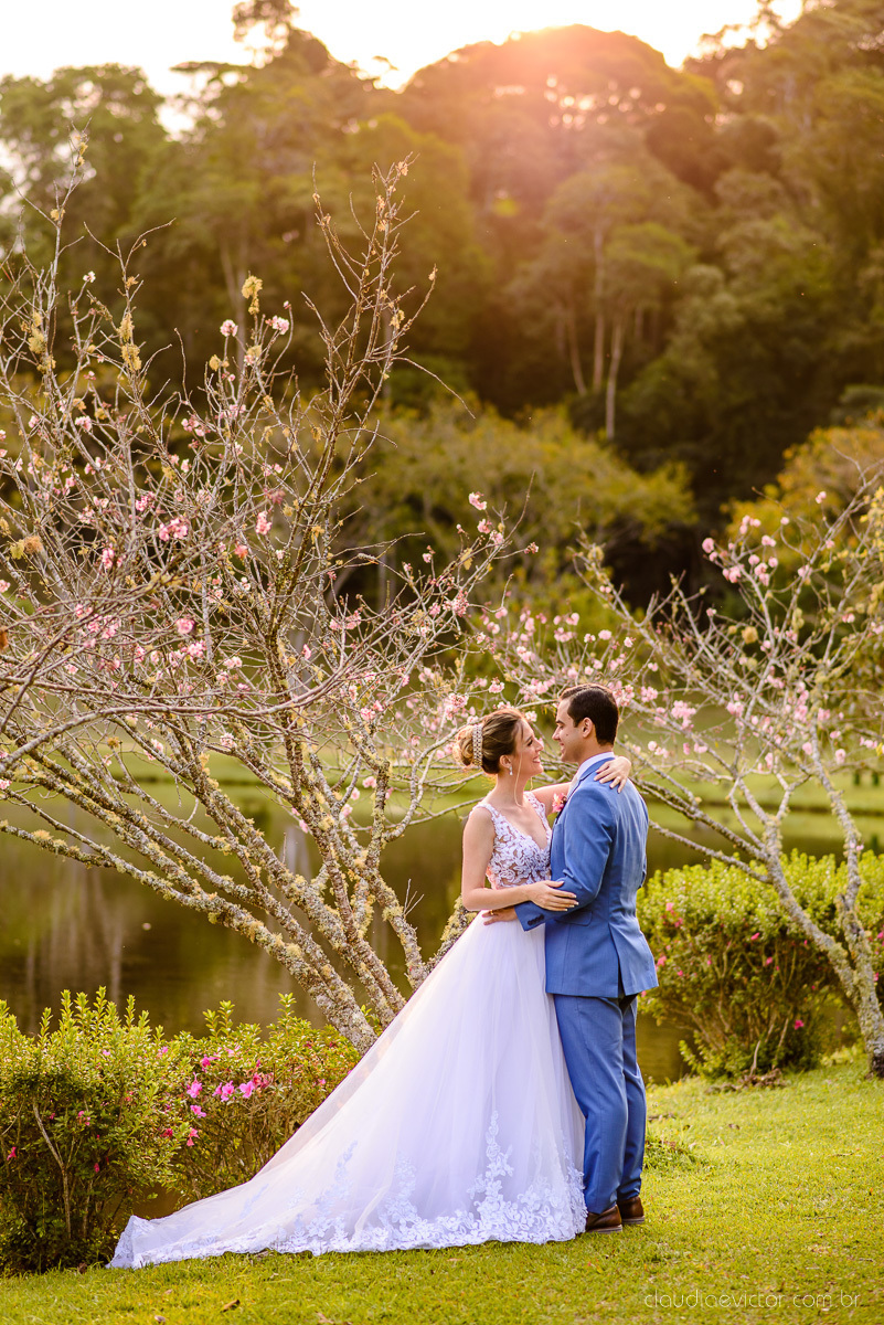 Lindo casamento realizado na chácara flora ao ar livre e no fim de tarde por fotógrafos de casamento vila velha fotógrafos de casamento vitória esp santo es com noivo noiva e fotos externas pos wedding em Pedra Azul nas cerejeiras da pousada Monte Verde