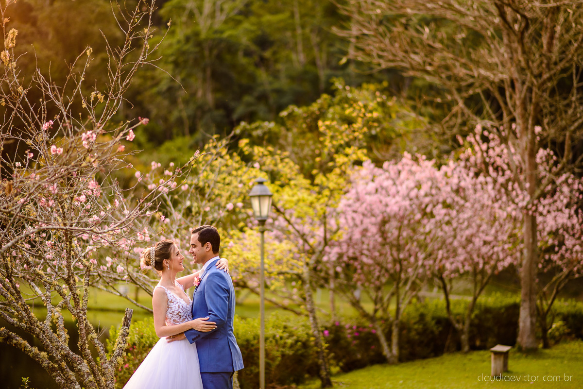 Lindo casamento realizado na chácara flora ao ar livre e no fim de tarde por fotógrafos de casamento vila velha fotógrafos de casamento vitória esp santo es com noivo noiva e fotos externas pos wedding em Pedra Azul nas cerejeiras da pousada Monte Verde