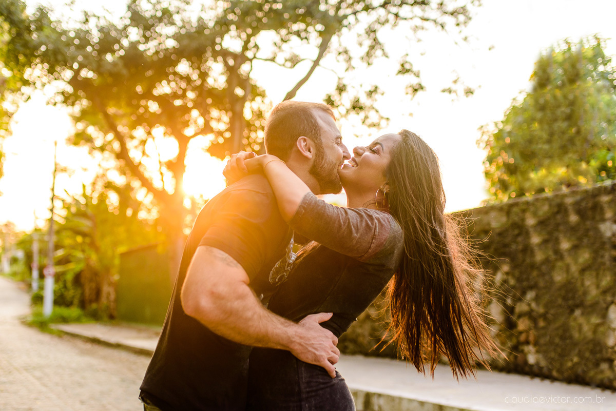 Lindo ensaio namoro de casal pre wedding realizado no convento da penha na praia do morro do moreno por fotógrafos de casamento de vila velha fotógrafos de casamento de vitória fotógrafo de casamento de serra espirito santo es com noivo noiva e por do sol