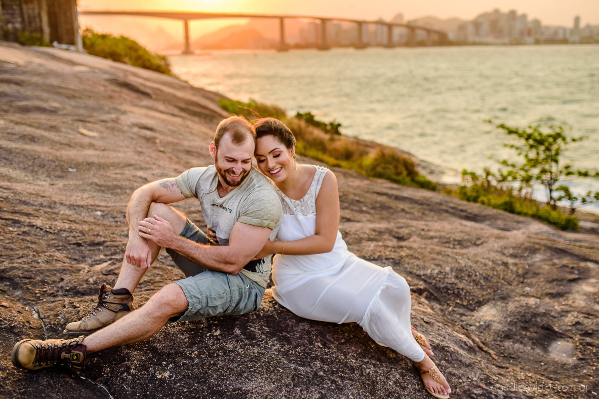 Lindo ensaio namoro de casal pre wedding realizado no convento da penha na praia do morro do moreno por fotógrafos de casamento de vila velha fotógrafos de casamento de vitória fotógrafo de casamento de serra espirito santo es com noivo noiva e por do sol