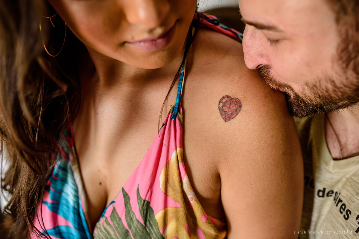 Lindo ensaio namoro de casal pre wedding realizado no convento da penha na praia do morro do moreno por fotógrafos de casamento de vila velha fotógrafos de casamento de vitória fotógrafo de casamento de serra espirito santo es com noivo noiva e por do sol