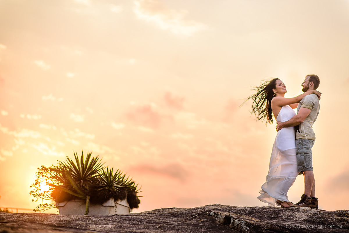 Lindo ensaio namoro de casal pre wedding realizado no convento da penha na praia do morro do moreno por fotógrafos de casamento de vila velha fotógrafos de casamento de vitória fotógrafo de casamento de serra espirito santo es com noivo noiva e por do sol