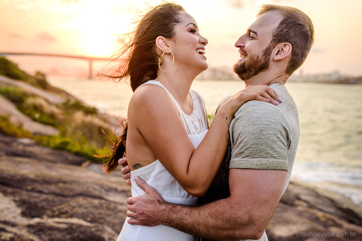 Lindo ensaio namoro de casal pre wedding realizado no convento da penha na praia do morro do moreno por fotógrafos de casamento de vila velha fotógrafos de casamento de vitória fotógrafo de casamento de serra espirito santo es com noivo noiva e por do sol