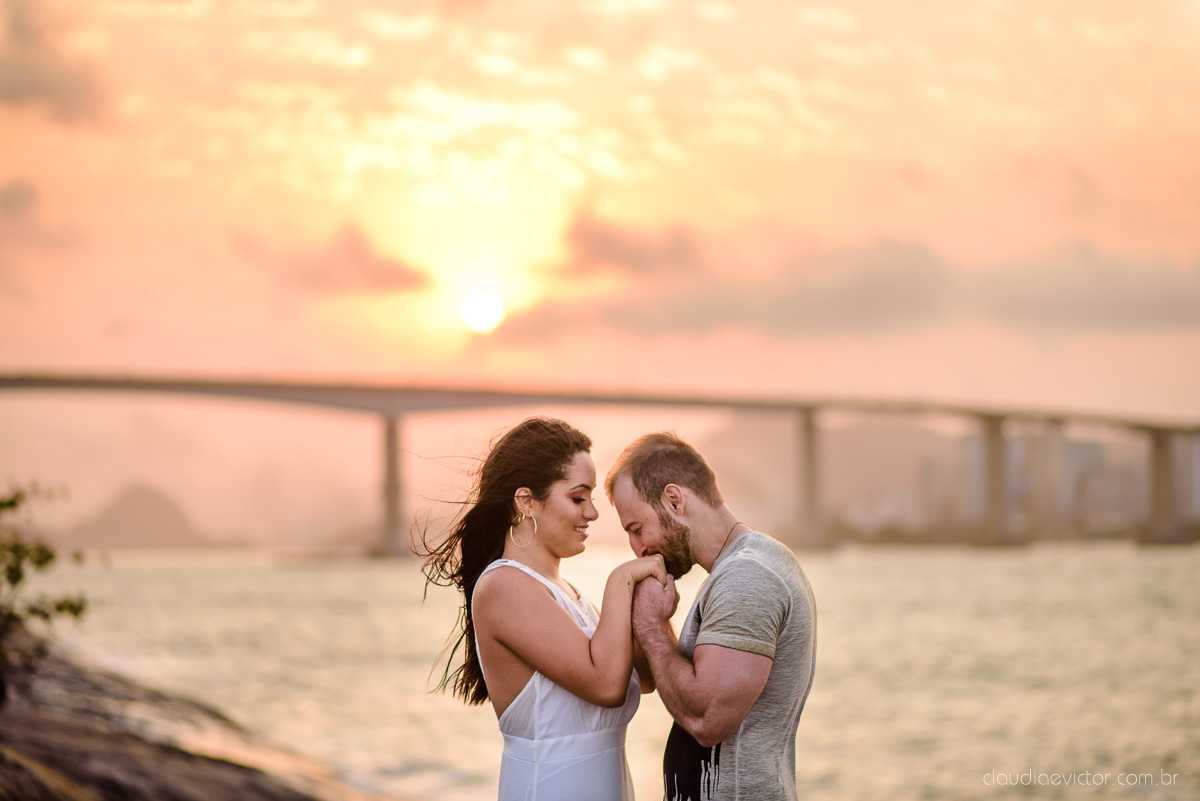 Lindo ensaio namoro de casal pre wedding realizado no convento da penha na praia do morro do moreno por fotógrafos de casamento de vila velha fotógrafos de casamento de vitória fotógrafo de casamento de serra espirito santo es com noivo noiva e por do sol