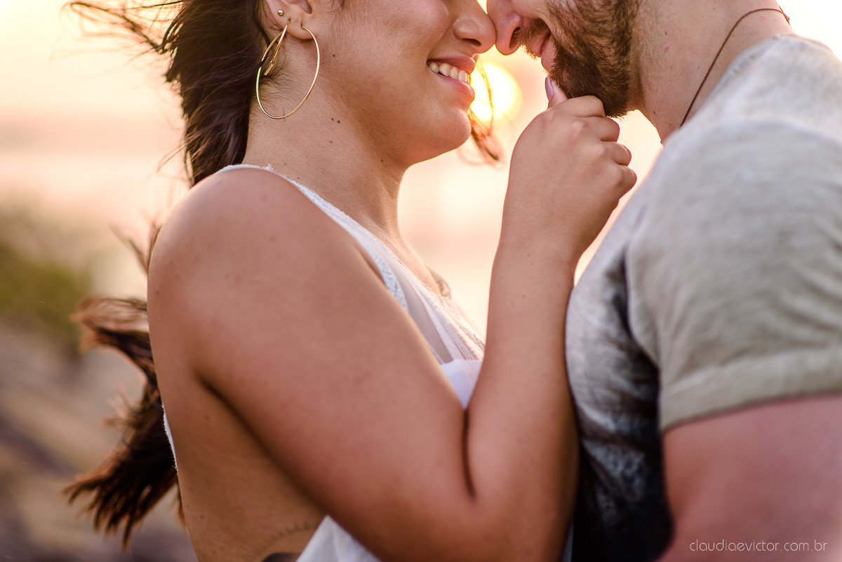 Lindo ensaio namoro de casal pre wedding realizado no convento da penha na praia do morro do moreno por fotógrafos de casamento de vila velha fotógrafos de casamento de vitória fotógrafo de casamento de serra espirito santo es com noivo noiva e por do sol