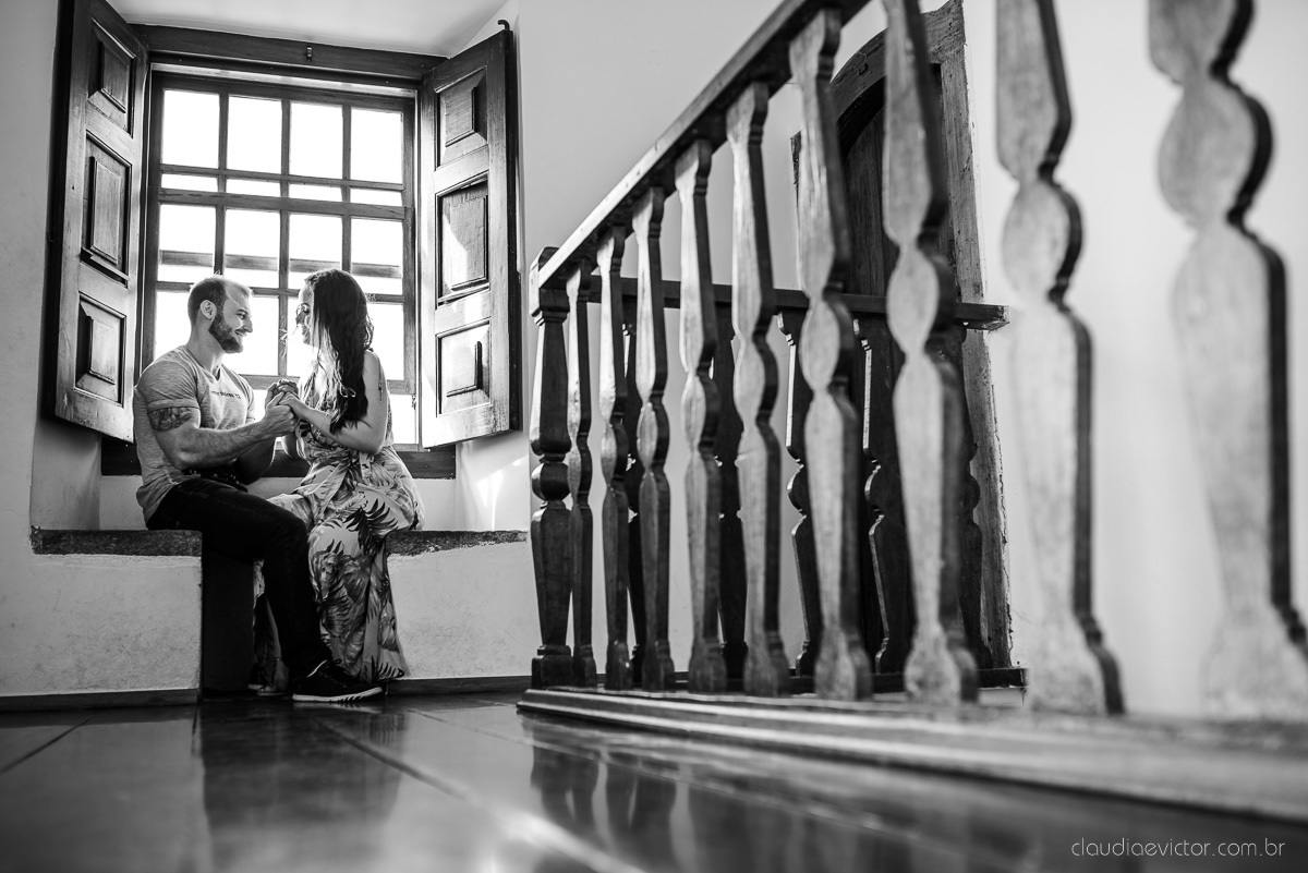 Lindo ensaio namoro de casal pre wedding realizado no convento da penha na praia do morro do moreno por fotógrafos de casamento de vila velha fotógrafos de casamento de vitória fotógrafo de casamento de serra espirito santo es com noivo noiva e por do sol