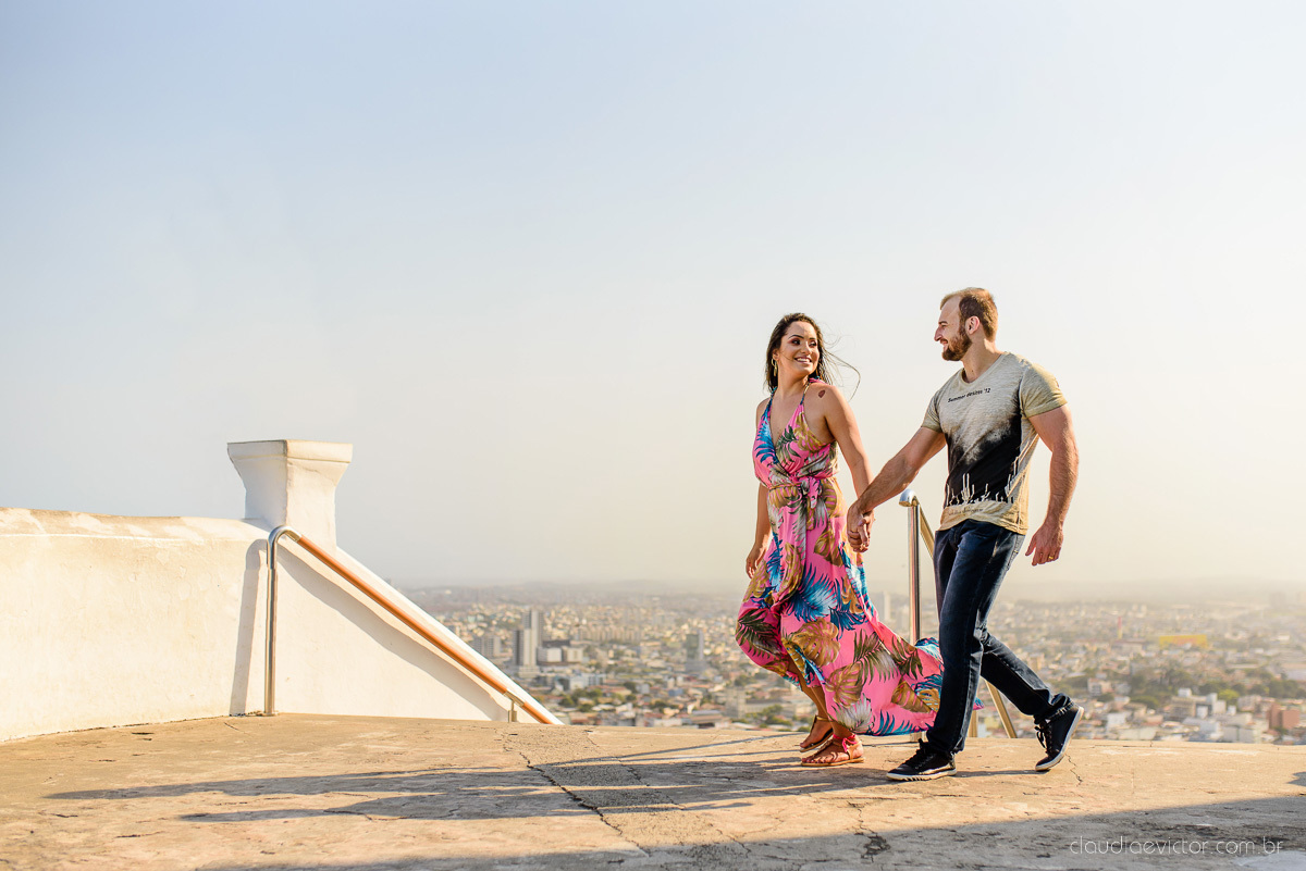 Lindo ensaio namoro de casal pre wedding realizado no convento da penha na praia do morro do moreno por fotógrafos de casamento de vila velha fotógrafos de casamento de vitória fotógrafo de casamento de serra espirito santo es com noivo noiva e por do sol