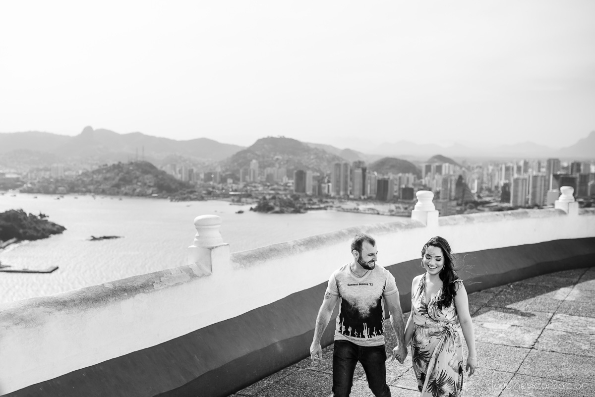 Lindo ensaio namoro de casal pre wedding realizado no convento da penha na praia do morro do moreno por fotógrafos de casamento de vila velha fotógrafos de casamento de vitória fotógrafo de casamento de serra espirito santo es com noivo noiva e por do sol