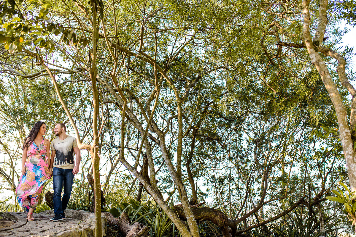 Lindo ensaio namoro de casal pre wedding realizado no convento da penha na praia do morro do moreno por fotógrafos de casamento de vila velha fotógrafos de casamento de vitória fotógrafo de casamento de serra espirito santo es com noivo noiva e por do sol