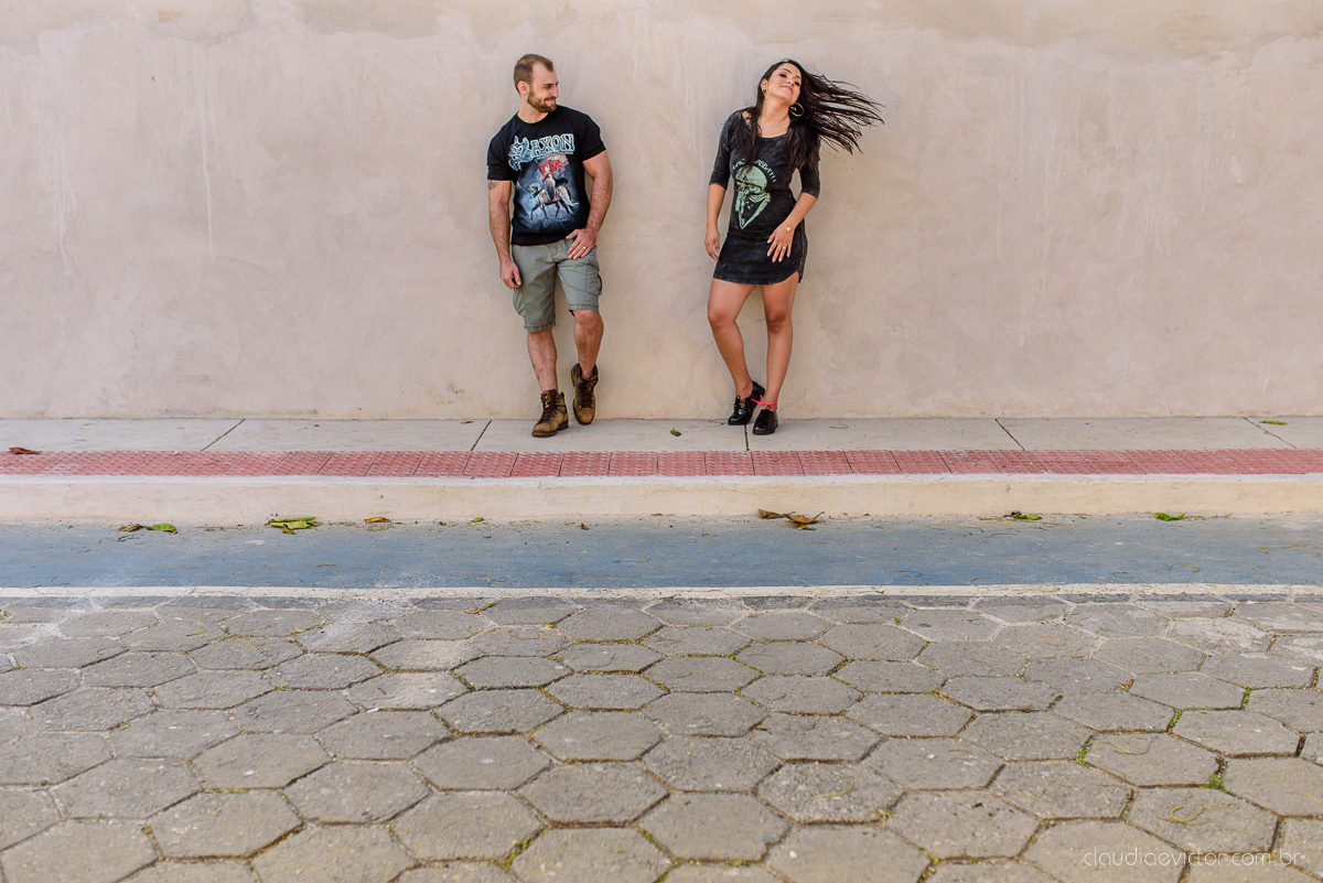 Lindo ensaio namoro de casal pre wedding realizado no convento da penha na praia do morro do moreno por fotógrafos de casamento de vila velha fotógrafos de casamento de vitória fotógrafo de casamento de serra espirito santo es com noivo noiva e por do sol