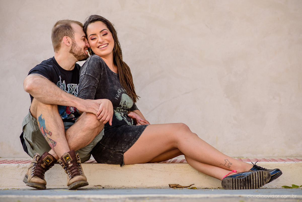 Lindo ensaio namoro de casal pre wedding realizado no convento da penha na praia do morro do moreno por fotógrafos de casamento de vila velha fotógrafos de casamento de vitória fotógrafo de casamento de serra espirito santo es com noivo noiva e por do sol