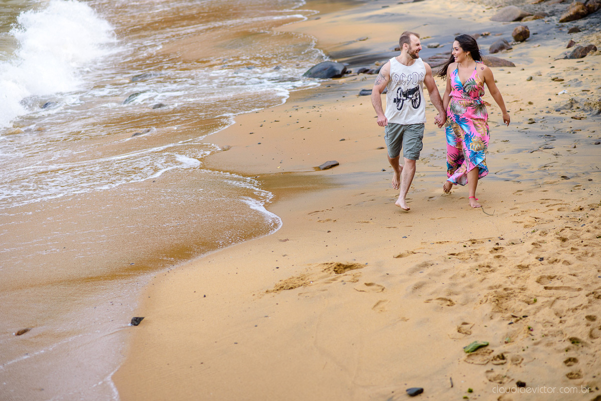 Lindo ensaio namoro de casal pre wedding realizado no convento da penha na praia do morro do moreno por fotógrafos de casamento de vila velha fotógrafos de casamento de vitória fotógrafo de casamento de serra espirito santo es com noivo noiva e por do sol