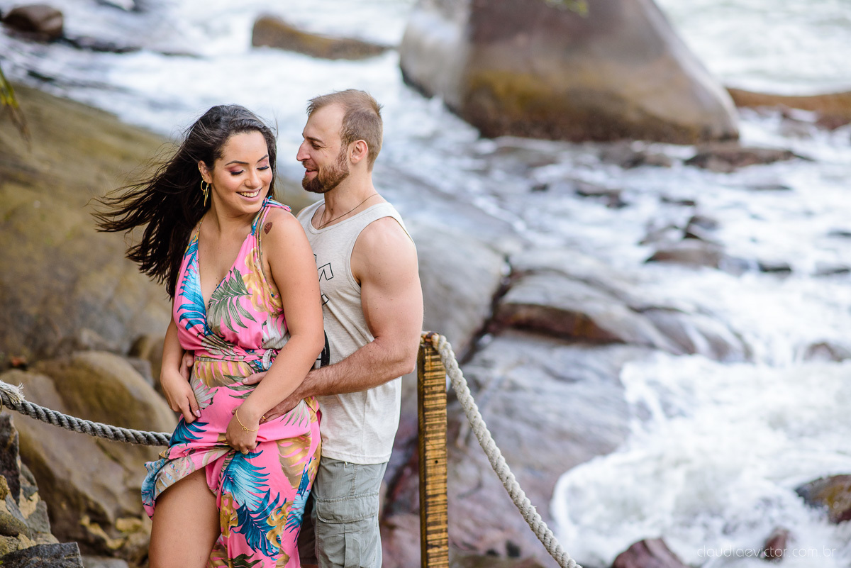 Lindo ensaio namoro de casal pre wedding realizado no convento da penha na praia do morro do moreno por fotógrafos de casamento de vila velha fotógrafos de casamento de vitória fotógrafo de casamento de serra espirito santo es com noivo noiva e por do sol