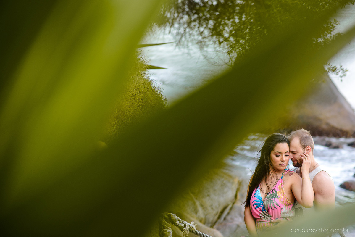 Lindo ensaio namoro de casal pre wedding realizado no convento da penha na praia do morro do moreno por fotógrafos de casamento de vila velha fotógrafos de casamento de vitória fotógrafo de casamento de serra espirito santo es com noivo noiva e por do sol