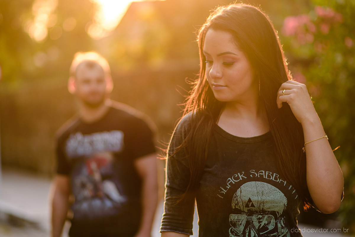 Lindo ensaio namoro de casal pre wedding realizado no convento da penha na praia do morro do moreno por fotógrafos de casamento de vila velha fotógrafos de casamento de vitória fotógrafo de casamento de serra espirito santo es com noivo noiva e por do sol