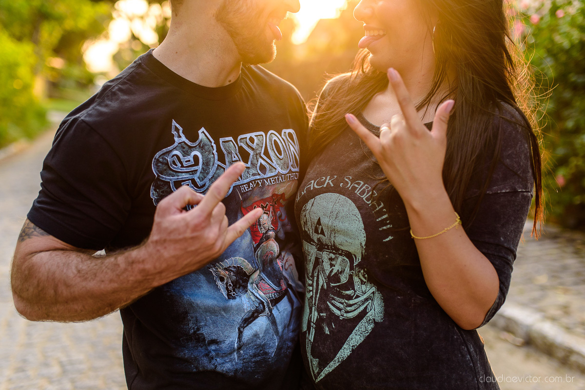Lindo ensaio namoro de casal pre wedding realizado no convento da penha na praia do morro do moreno por fotógrafos de casamento de vila velha fotógrafos de casamento de vitória fotógrafo de casamento de serra espirito santo es com noivo noiva e por do sol