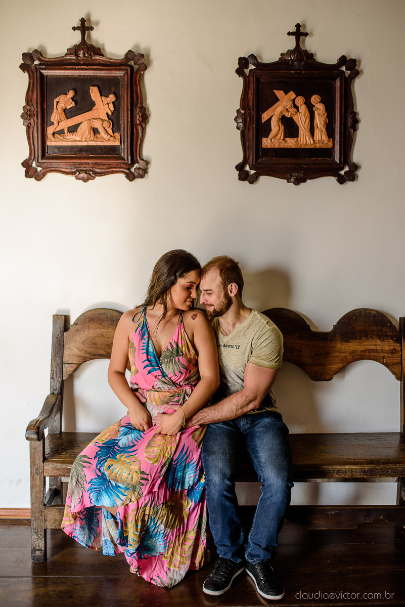Lindo ensaio namoro de casal pre wedding realizado no convento da penha na praia do morro do moreno por fotógrafos de casamento de vila velha fotógrafos de casamento de vitória fotógrafo de casamento de serra espirito santo es com noivo noiva e por do sol