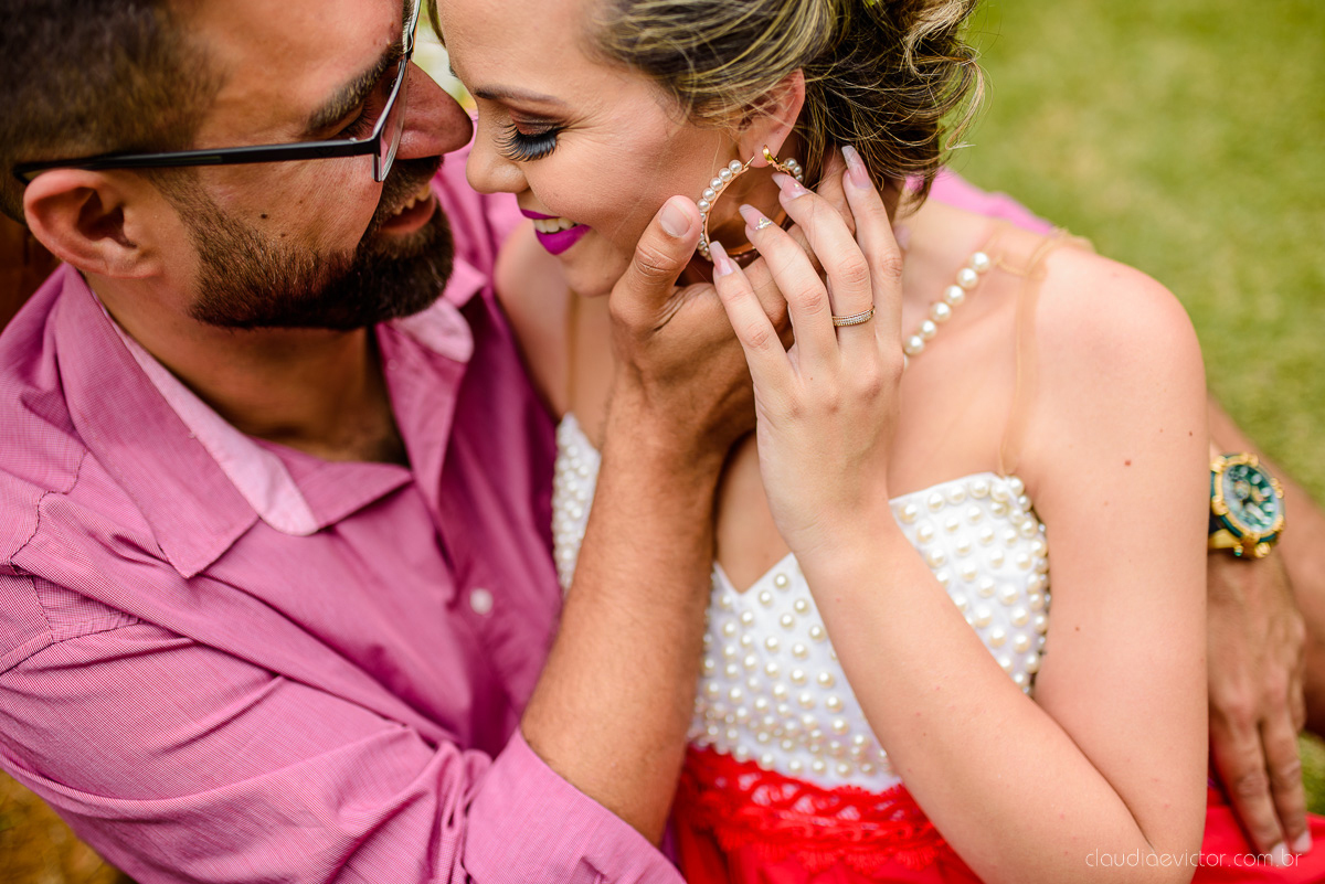 Lindo ensaio namoro pre wedding realizado em santa teresa feito por fotógrafos de casamento de vila velha fotógrafos de casamento de vitória fotógrafos de casamento de serra espirito santo es com noivo noiva e paisagem do interior e por do sol