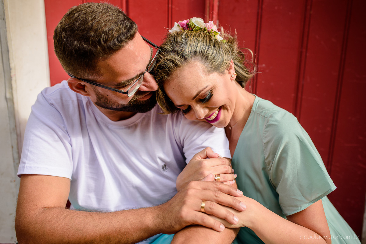 Lindo ensaio namoro pre wedding realizado em santa teresa feito por fotógrafos de casamento de vila velha fotógrafos de casamento de vitória fotógrafos de casamento de serra espirito santo es com noivo noiva e paisagem do interior e por do sol
