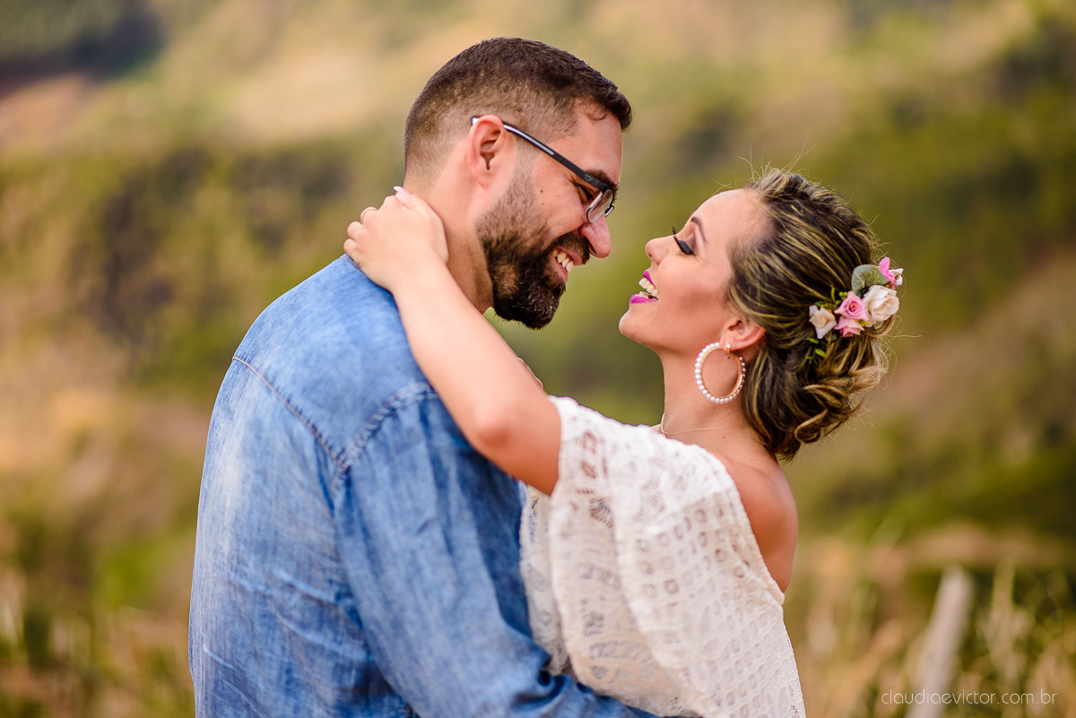 Lindo ensaio namoro pre wedding realizado em santa teresa feito por fotógrafos de casamento de vila velha fotógrafos de casamento de vitória fotógrafos de casamento de serra espirito santo es com noivo noiva e paisagem do interior e por do sol