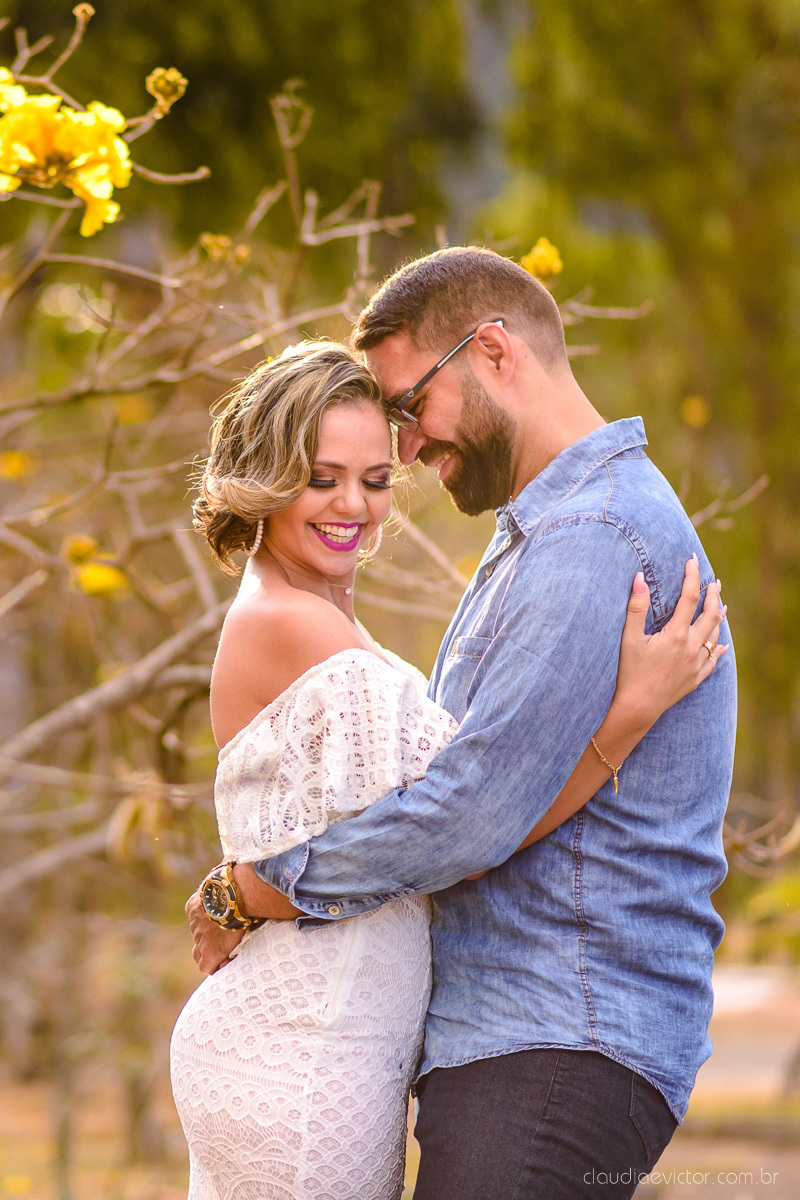 Lindo ensaio namoro pre wedding realizado em santa teresa feito por fotógrafos de casamento de vila velha fotógrafos de casamento de vitória fotógrafos de casamento de serra espirito santo es com noivo noiva e paisagem do interior e por do sol