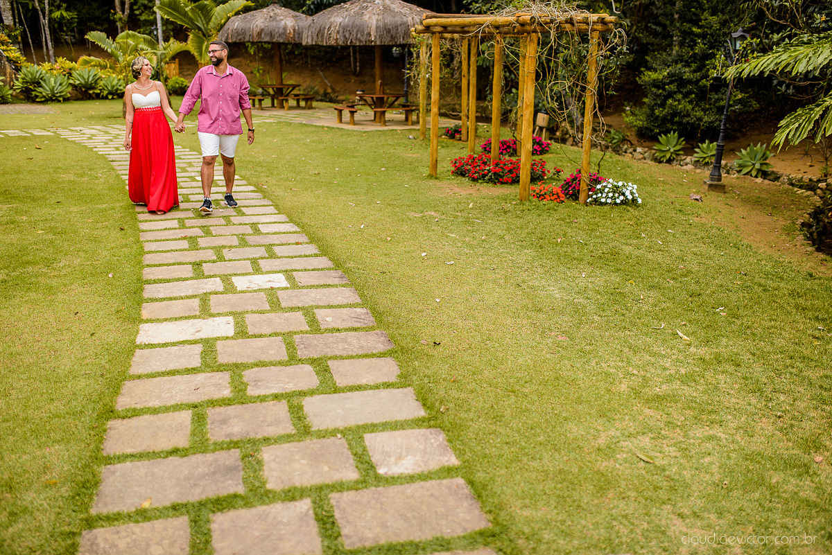 Lindo ensaio namoro pre wedding realizado em santa teresa feito por fotógrafos de casamento de vila velha fotógrafos de casamento de vitória fotógrafos de casamento de serra espirito santo es com noivo noiva e paisagem do interior e por do sol